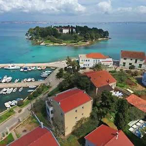 Apartment Junto, Preko